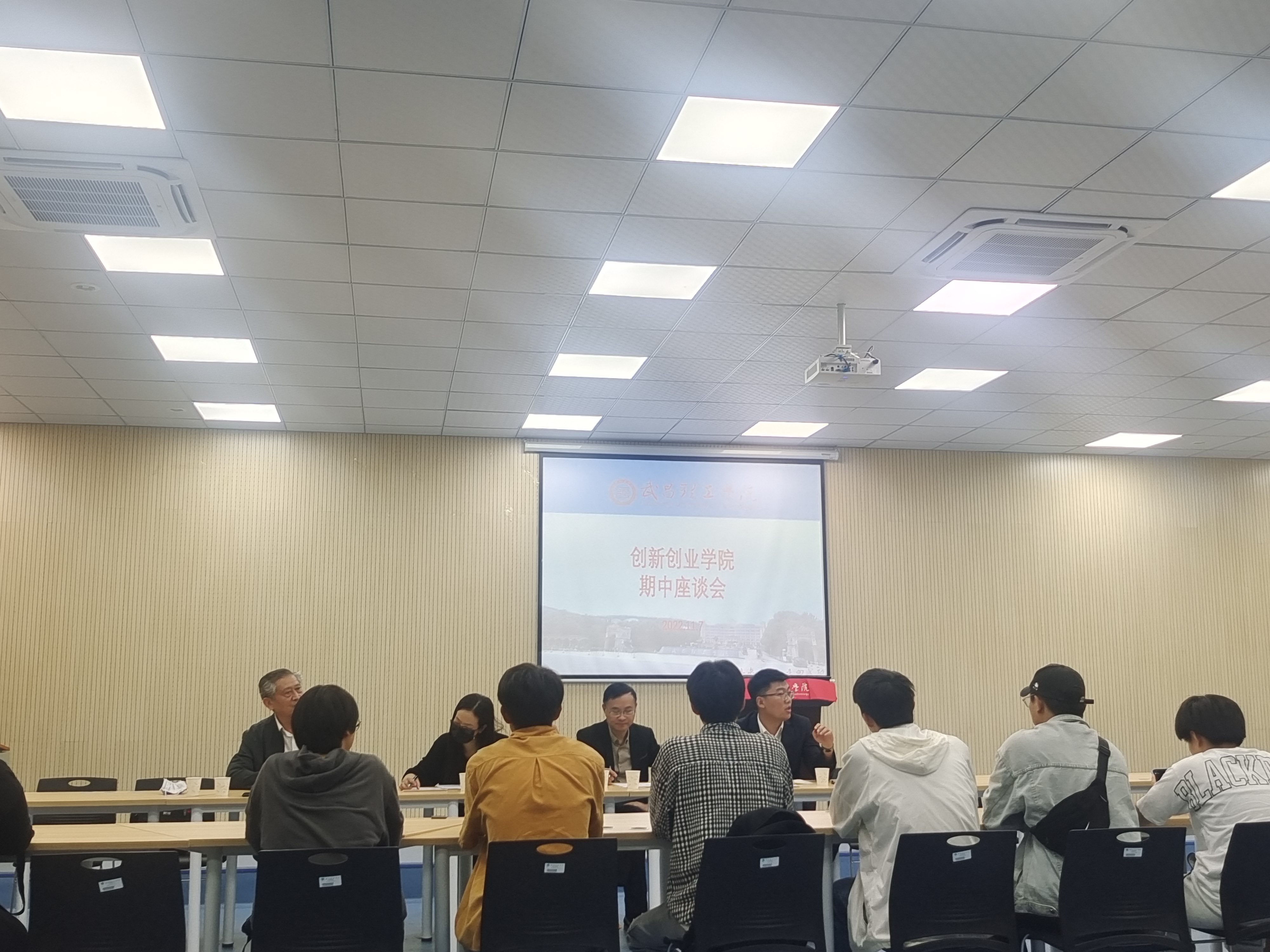yl23455永利召开期中教学座谈会(图1)